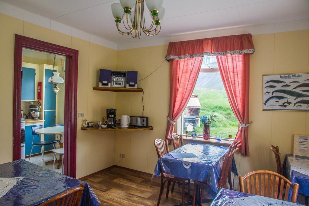 Korpudalur Hi Hostel Flateyri エクステリア 写真