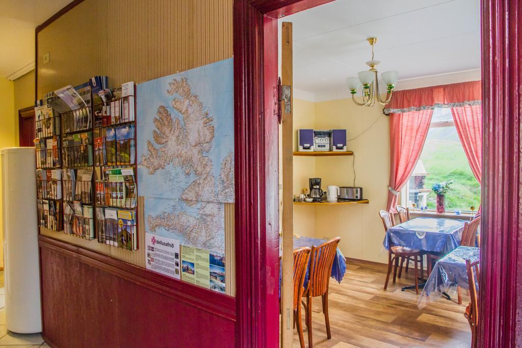Korpudalur Hi Hostel Flateyri エクステリア 写真